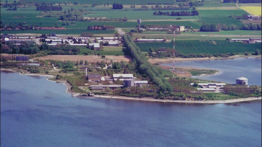 Forskningscenter Risoe set fra luften: halvoeen, fjorden og reaktorbygningen
